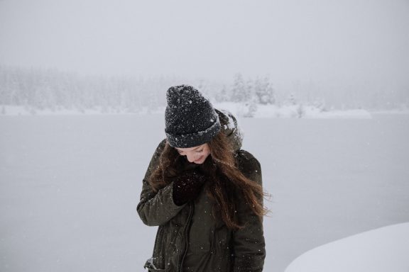 Femme dans un paysage enneigé