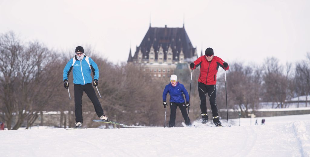 People cross-crountry skiing in front of the Château Frontenac