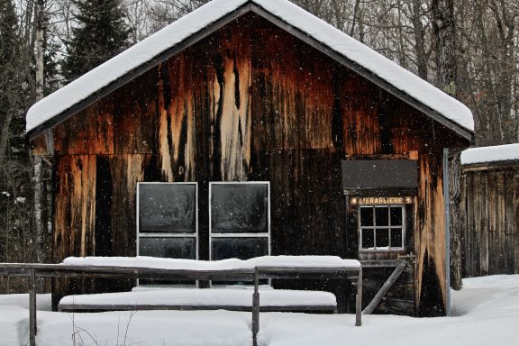 sugar shack winter snow québec maple syrup