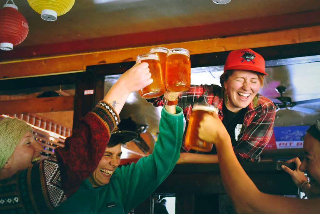 Plusieurs personnes avec des bières