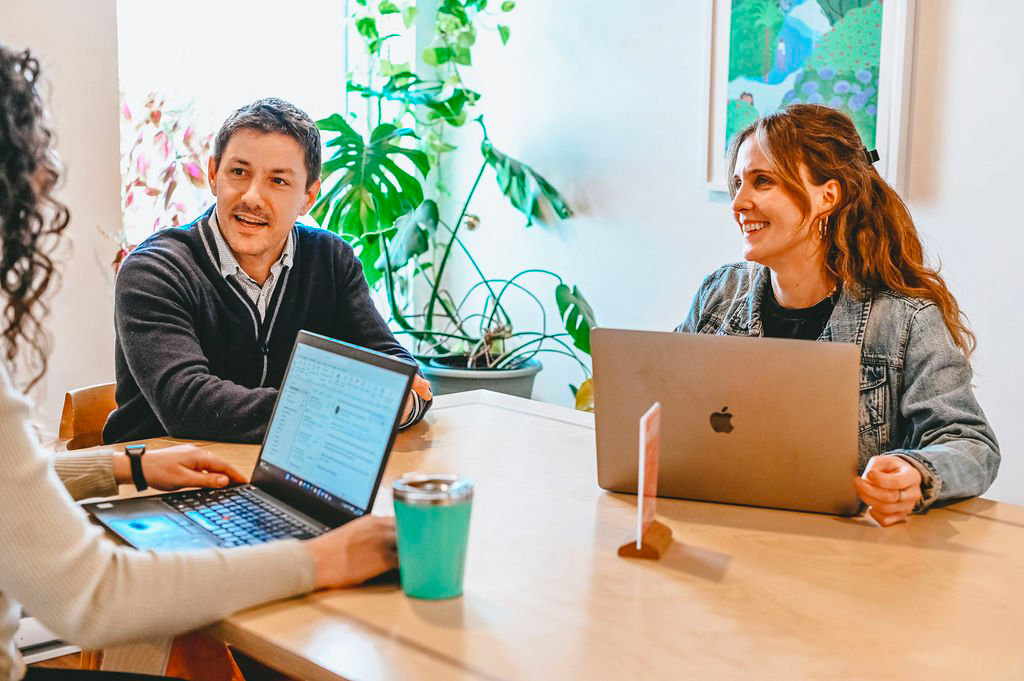 Trois personnes en coworking