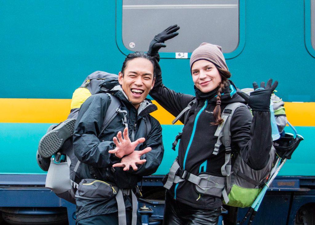 Deux personnes devant le train