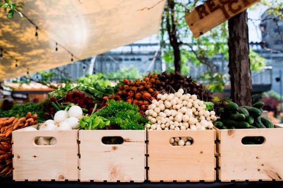 Légumes dans des bacs de bois