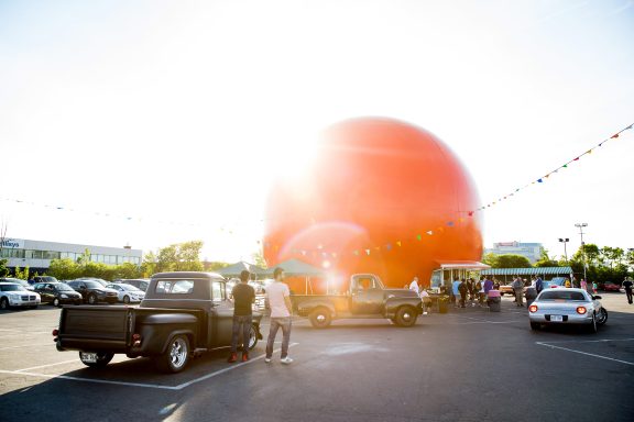 Voitures devant l'orange de Orange Julep, à Montréal