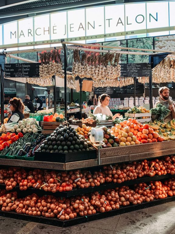 Étendue de fruits et légumes au marché Jean Talon