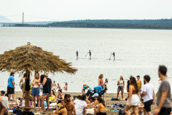 Personnes en paddle board et au bord de l'eau à la baie de Beauport