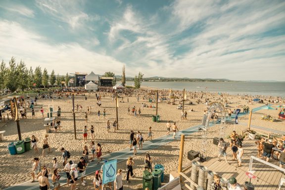 Personnes au bord de l'eau à la baie de Beauport