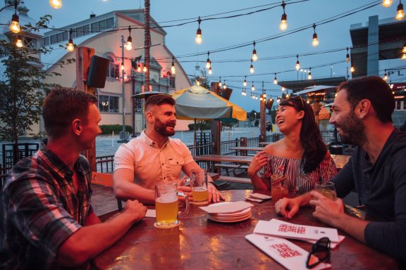 Groupe de personnes sur une terrasse