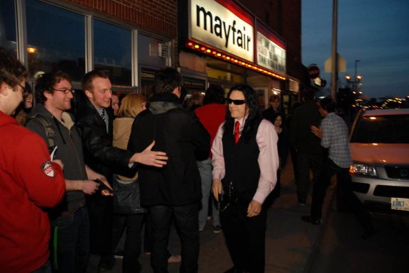 Groupe de personne devant le Mayfair Theatre