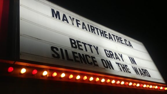 Affiche extérieur au Mayfair Theatre