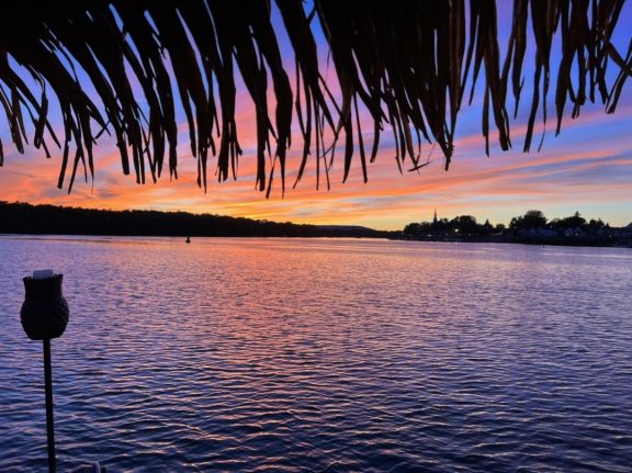 Vue sur l'eau au couché de soleil rose