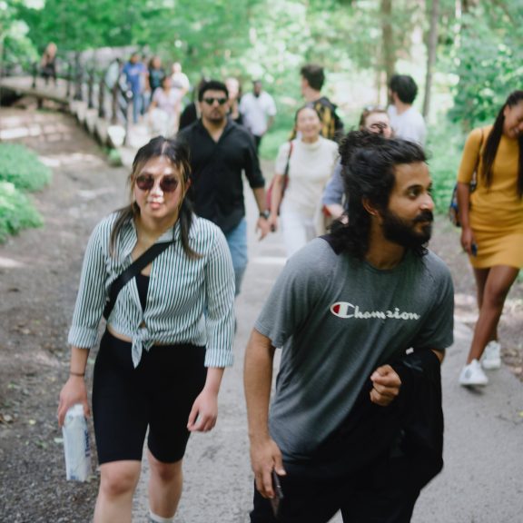 Groupe de voyageurs qui monte le Mont Royal