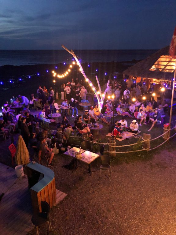 Terrasse illuminée en soirée au Sea Shack