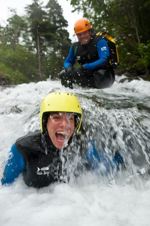 Personnes dans des chutes d'eau