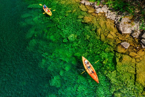 Kayak vue de haut sur la rivière Bonaventure