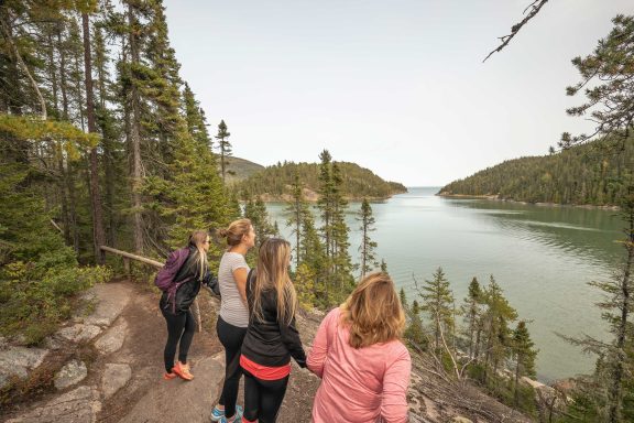 Groupe devant la Baie des Rochers dans Charlevoix