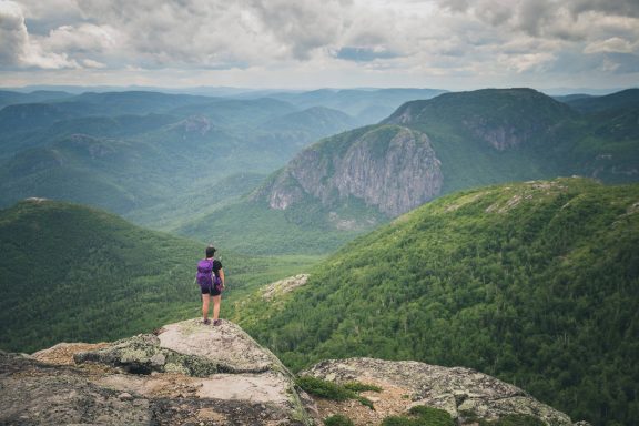 Personne en randonnée au sommet d'une montagne dans le parc national des Hautes-Gorges-de-la-Rivière Malbaie