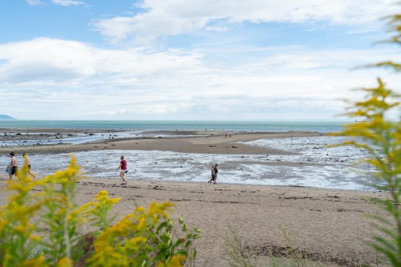 Deux personnes qui marchent su la plage de Saint-Irénée