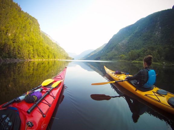 Deux kayakistes entre les montage du parc national des Hautes-Gorges-de-la-Rivière-Malbaie