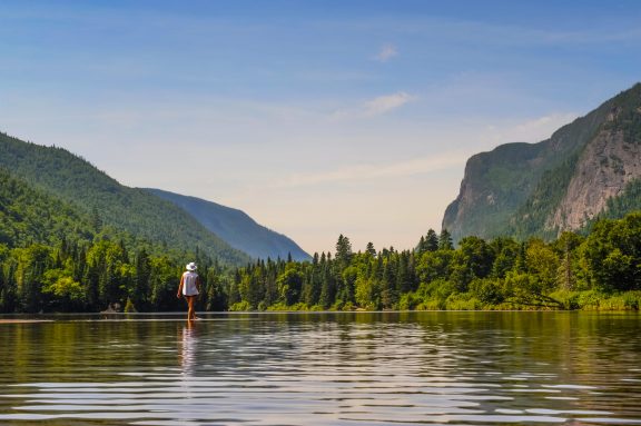 Femme qui marche dans l'eau au parc national des Hautes-Gorges-de-la-Rivière-Malbaie