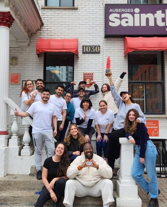 L'équipe de Saintlo Montréal assise devant l'auberge.