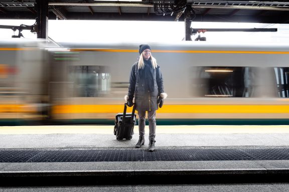 Une personne à la gare de train