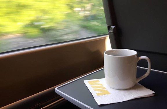 Une tasse de café sur une table dans le via rail Canada