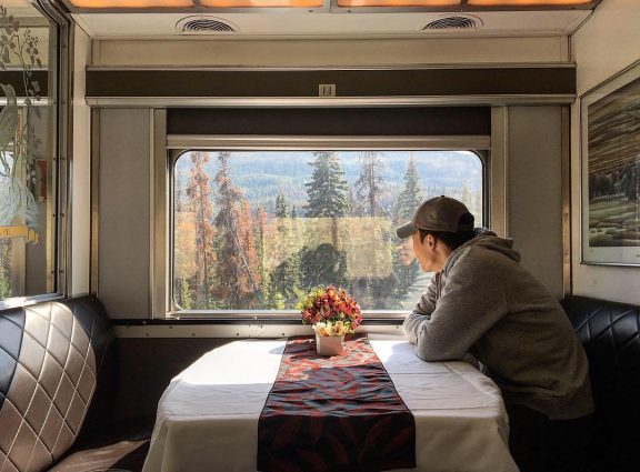 Une personne assis à la table du via trail Canada