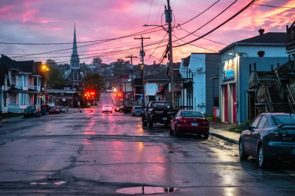 Rue à Chicoutimi, couché de soleil rose