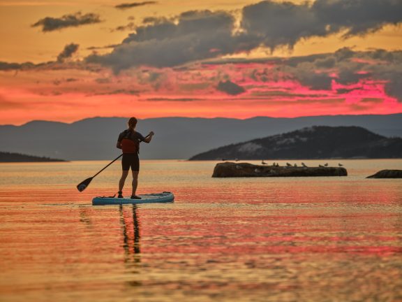 Personne faisant du SUP au coucher de soleil près de Rivière-du-Loup