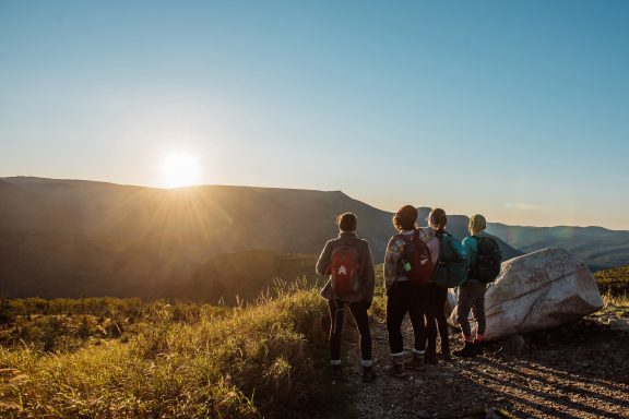 Groupe de personnes au sommet d'une montagne