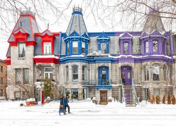 Appartements colorés dans Montréal, neige, hiver