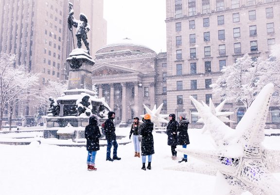 Un groupe de personnes dans le vieux Montréal