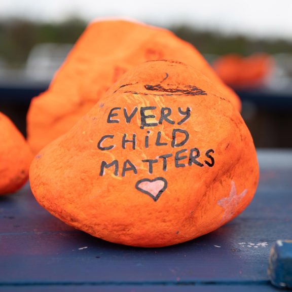 Roche orange sur laquelle il est écrit «Every child matters»