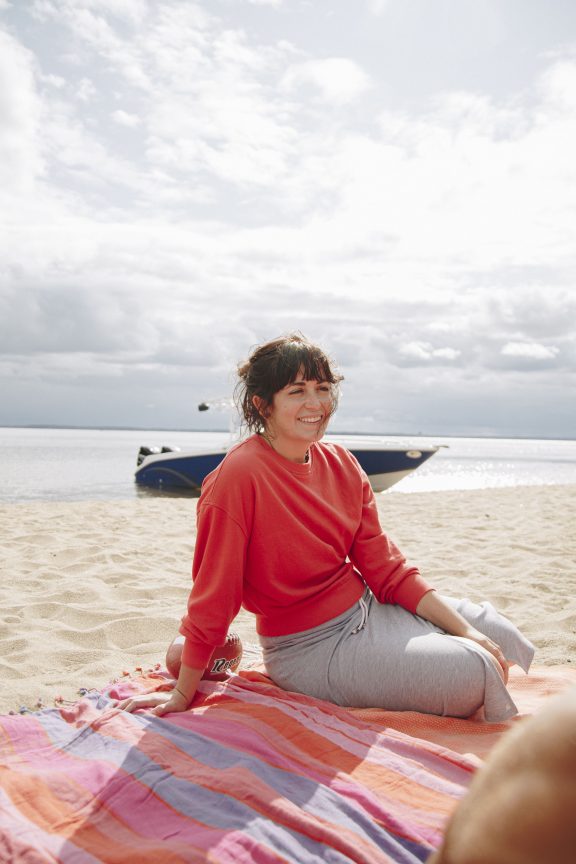 Une personne assise sur la plage