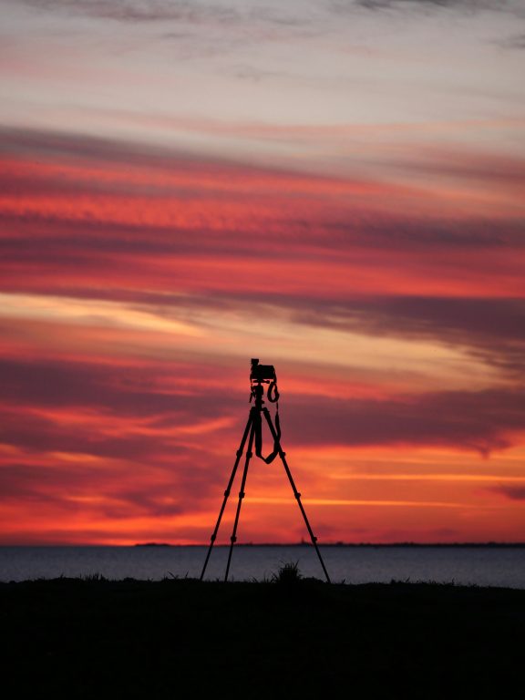 une caméra devant un couché de soleil