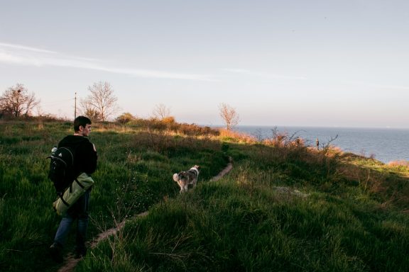 Une personne qui marche avec un chien