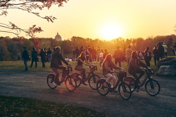 Un groupe de personne à Vélo