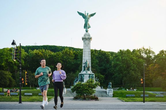 Deux personnes qui courent au mont royal