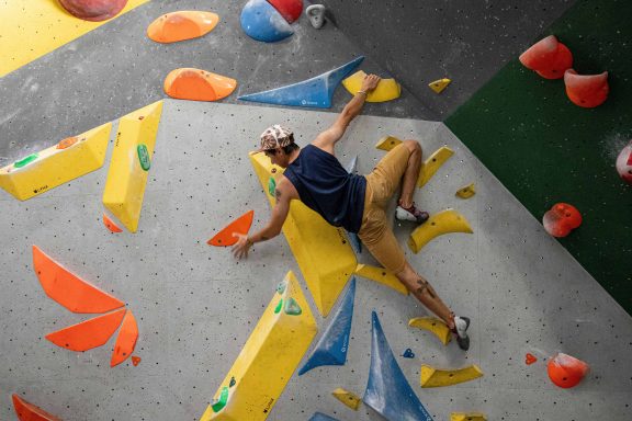 Une personne qui grimpe un mur d'escalade