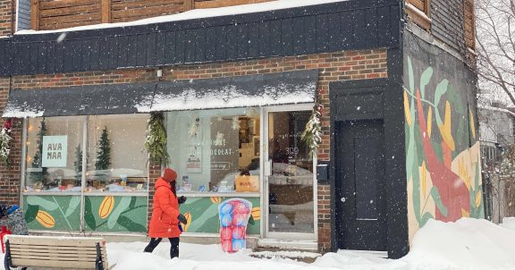 Une personne qui marche dans une rue de Montréal