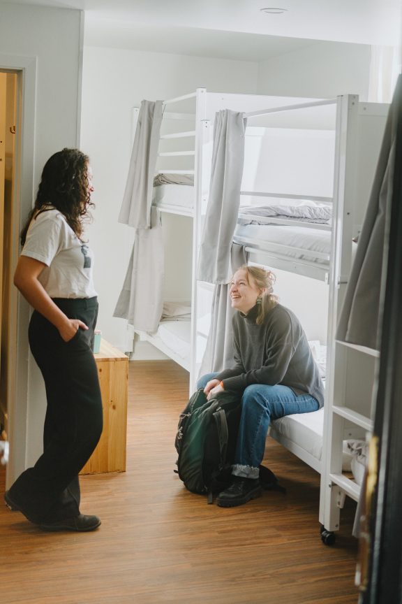 Two people talking while being in a dorm at Saintlo Montréal