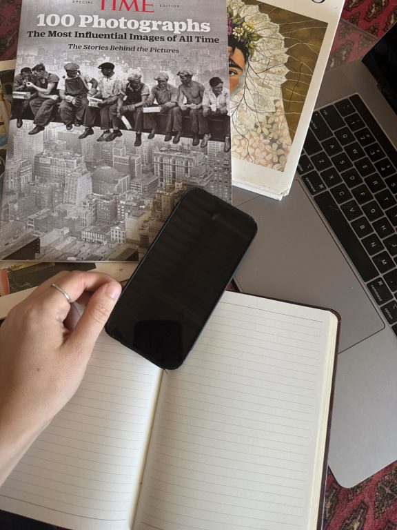 Préparer un voyage avec son téléphone et un carnet