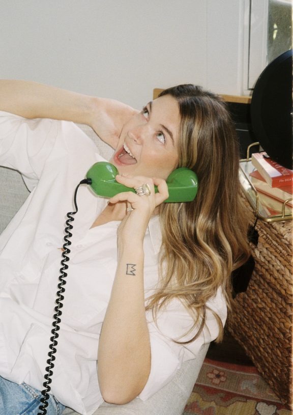 une personne parle au téléphone