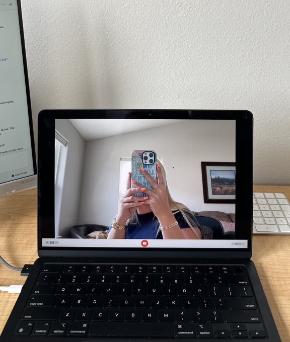 Une personne face à son ordinateur fait un facetime