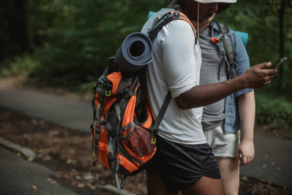 Deux personnes en randonnée avec des sacs à dos dans la nature