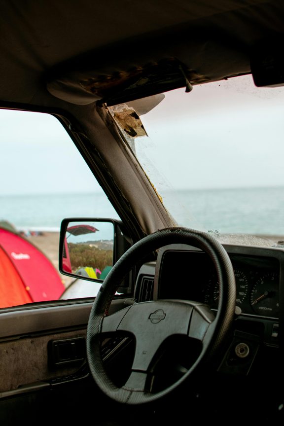volant d'une voiture road trip fleuve