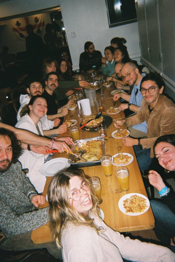 Repas communautaire avec des voyageurs à l'auberge saintlo montréal