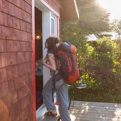 Une personne qui entre dans le chalet à griffon