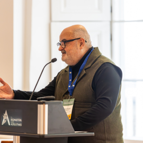 Directeur général des auberges Saintlo qui présente le message de bienvenu au Grand Rassemblement des Auberges de Jeunesse du Québec